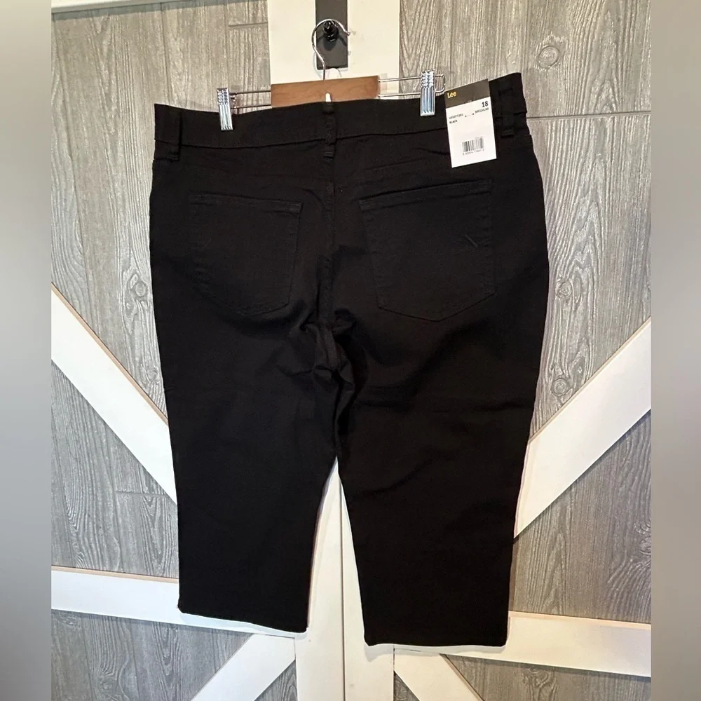 Bag006. NWT Lee Relaxed fit mid-rise Sz 18 cropped pants, black. - Picture 4 of 4